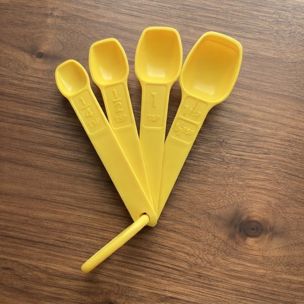 Vintage Tupperware Measuring Spoons Set Yellow 4 Piece D-Ring